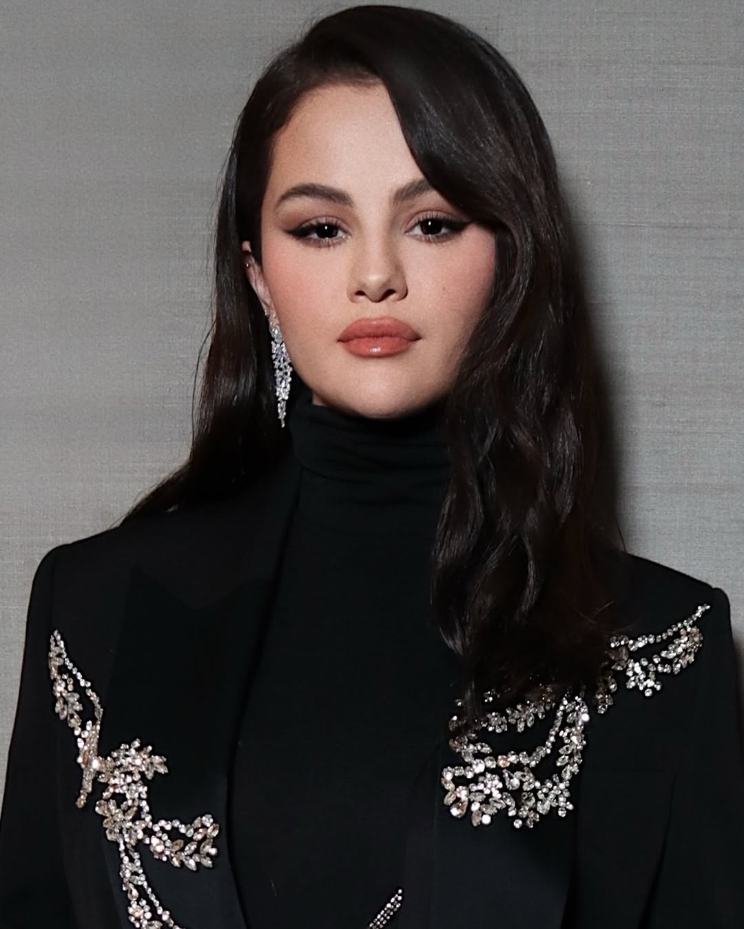 اطلالة Dakota Johnson بتسريحات ويفي مع الغرة العريضة