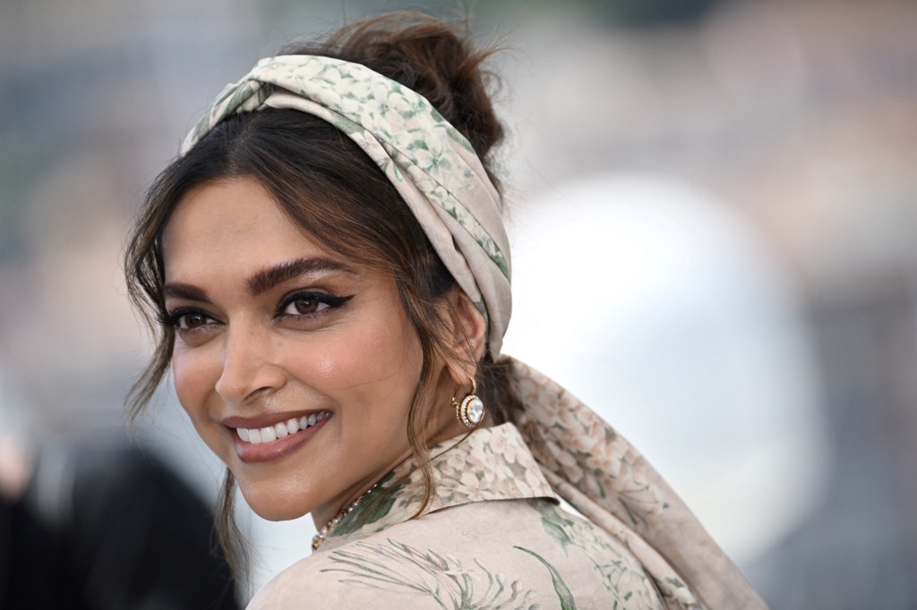 اطلالة Deepika Padukone بتسريحات مرفوعة مع الباند