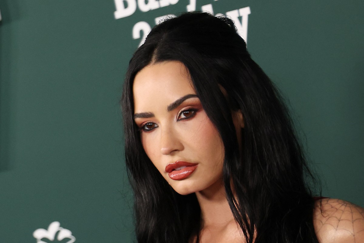 اطلالة Demi Lovato برسمات الظلال الحمراء