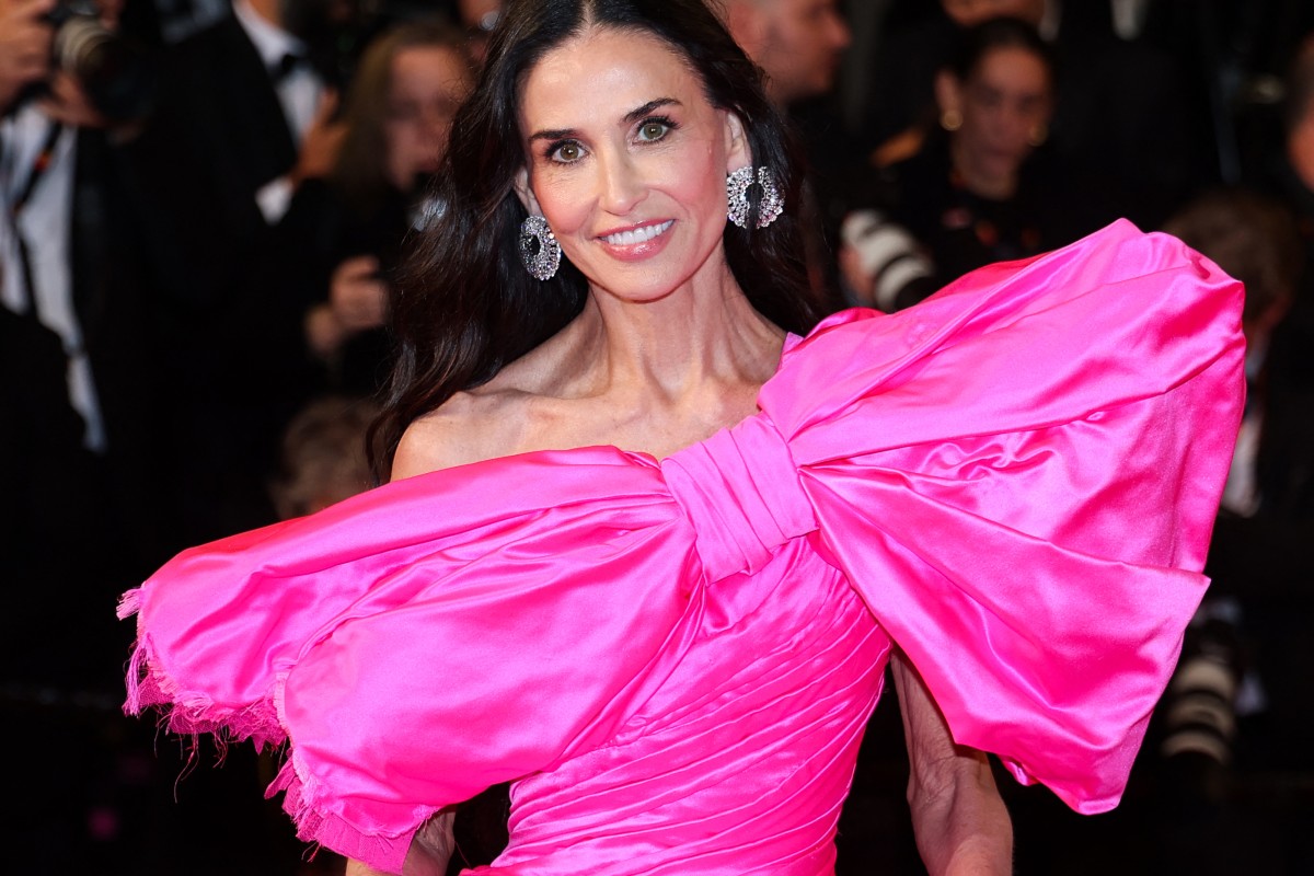 اطلالة Demi Moore برسمات المكياج الزهري
