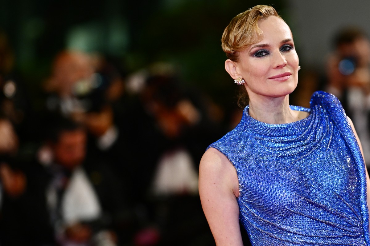 اطلالة Diane Kruger برسمات المكياج النيلي