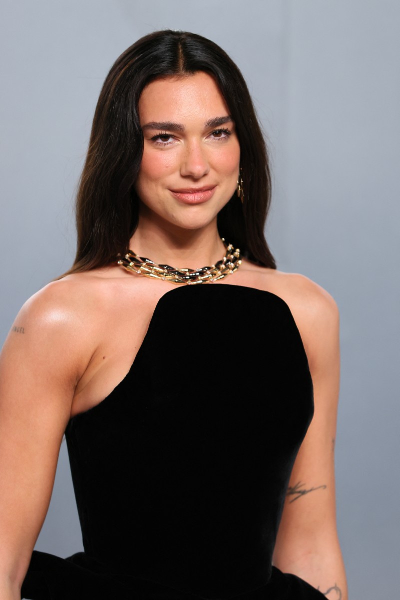 اطلالة Dua Lipa بالمكياج البني مع الذهبي