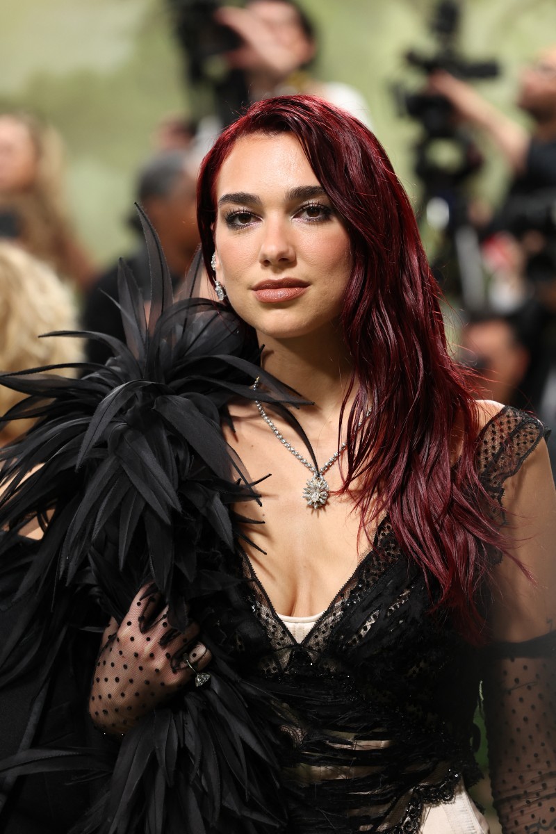 اطلالة Dua Lipa برسمات المكياج السموكي المدموج