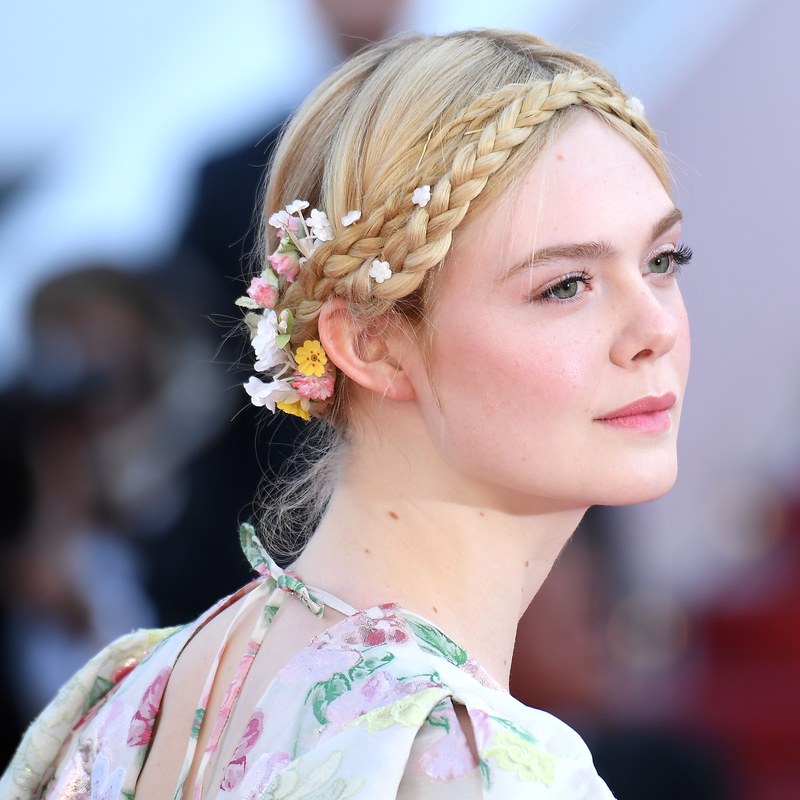 اطلالة Elle Fanning بتسريحات الضفائر الامامية عام 2019