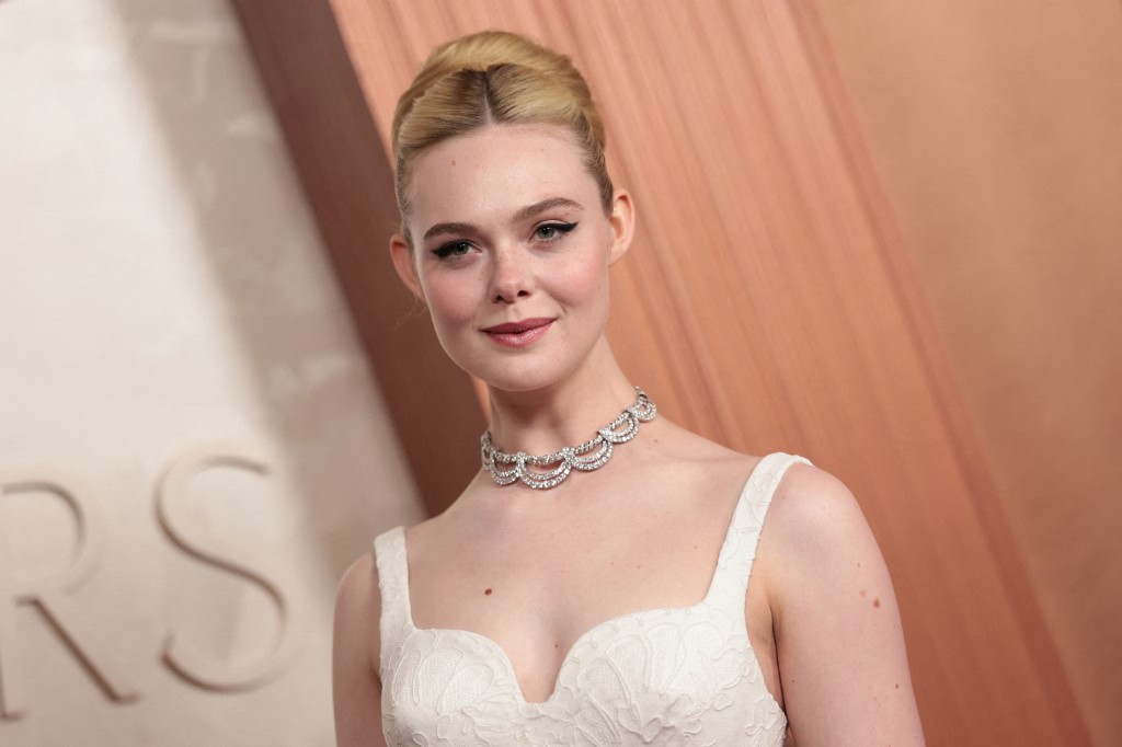 اطلالة Elle Fanning بخطوط الكحل السوداء