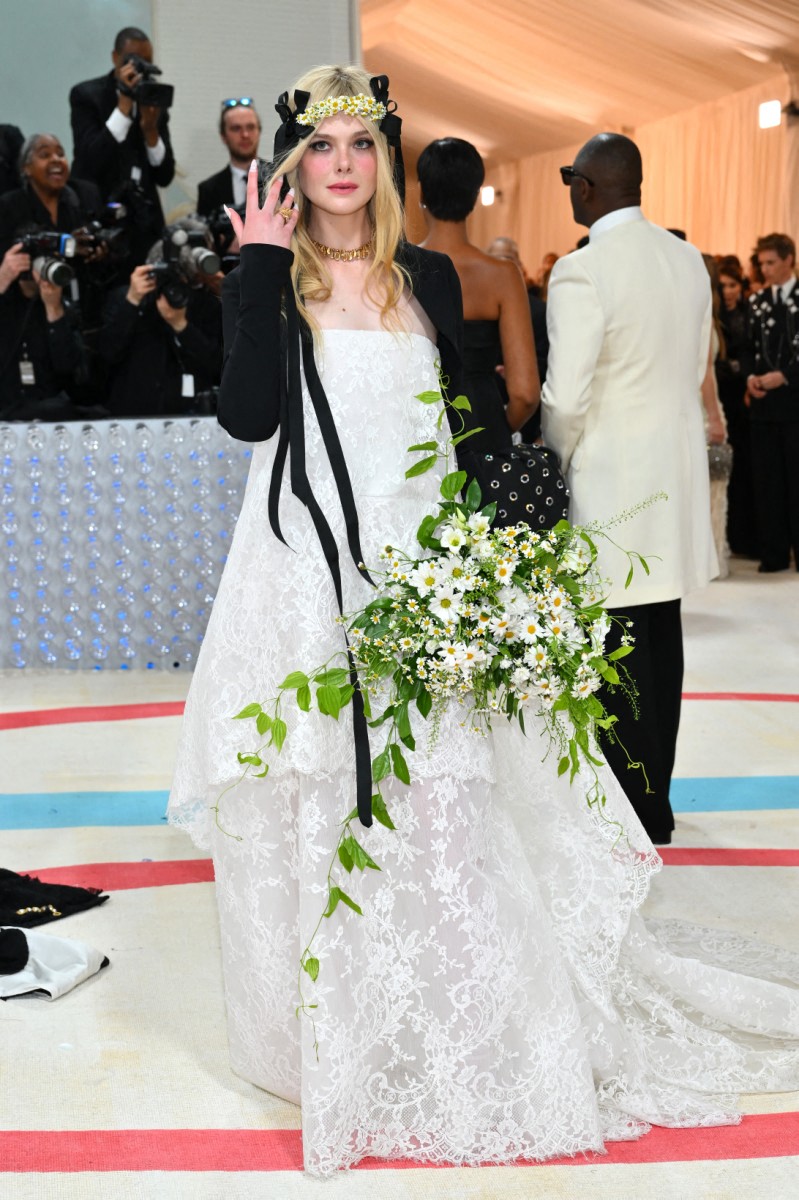 اطلالة Elle Fanning بموضة الفستان الأبيض الفاخر