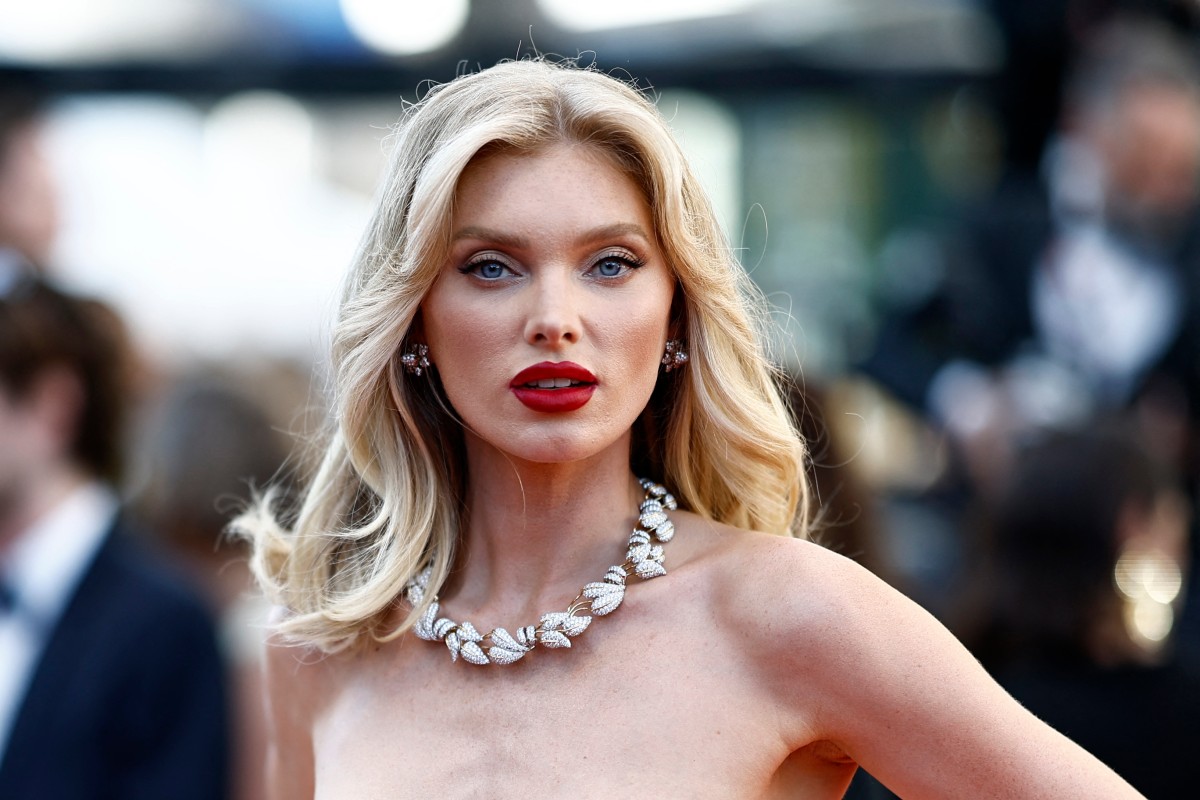 اطلالة Elsa Hosk بصيحة الشفاه الحمراء