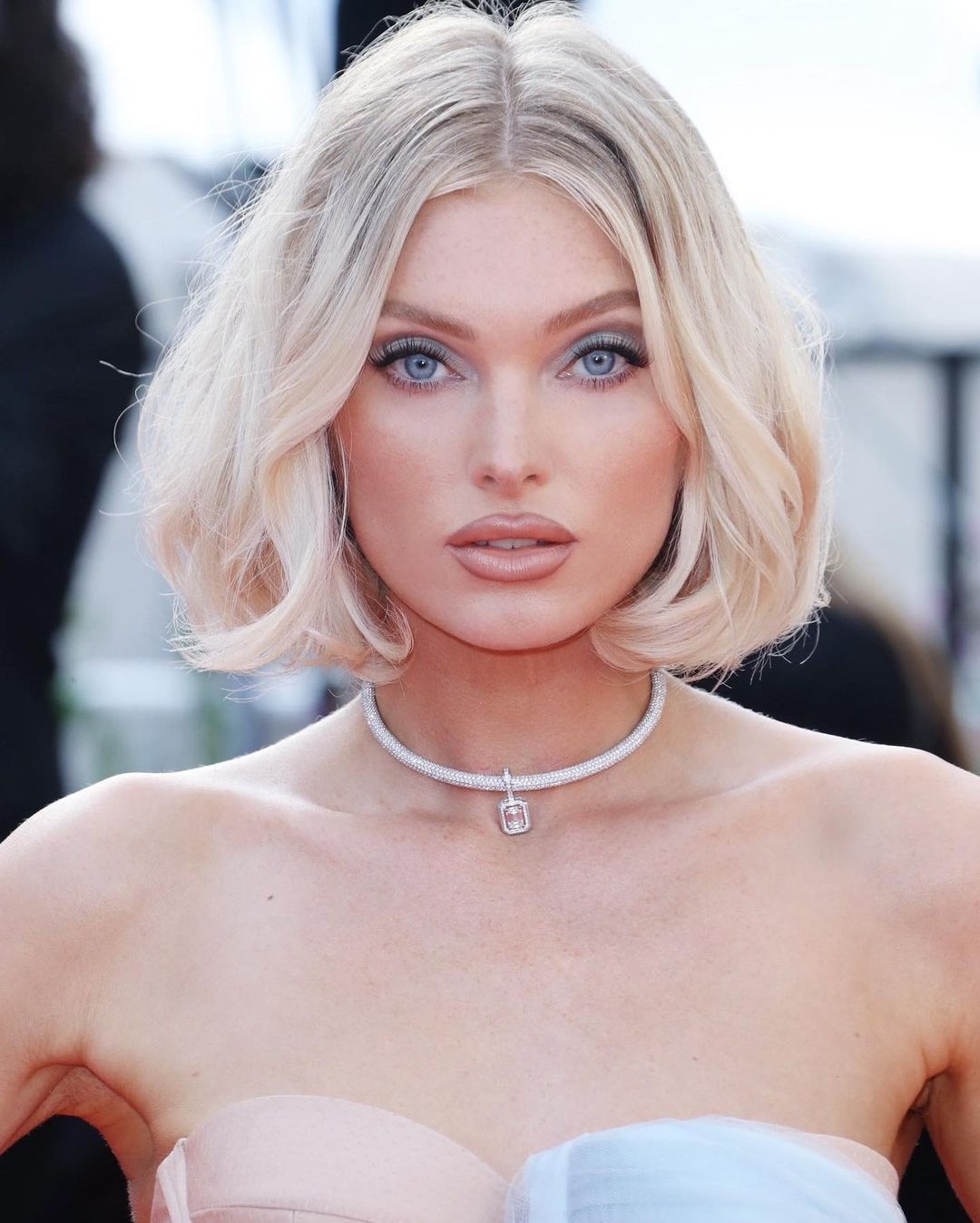 رسمات الظلال الزرقاء من وحي اطلالة Elsa Hosk