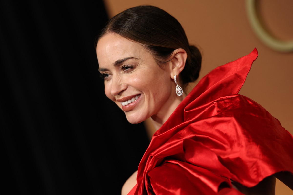 اطلالة Emily Blunt برسمات المكياج الطبيعي