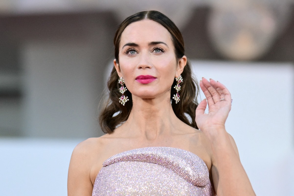 اطلالة Emily Blunt برسمات المكياج الوردي مع احمر الشفاه القوي
