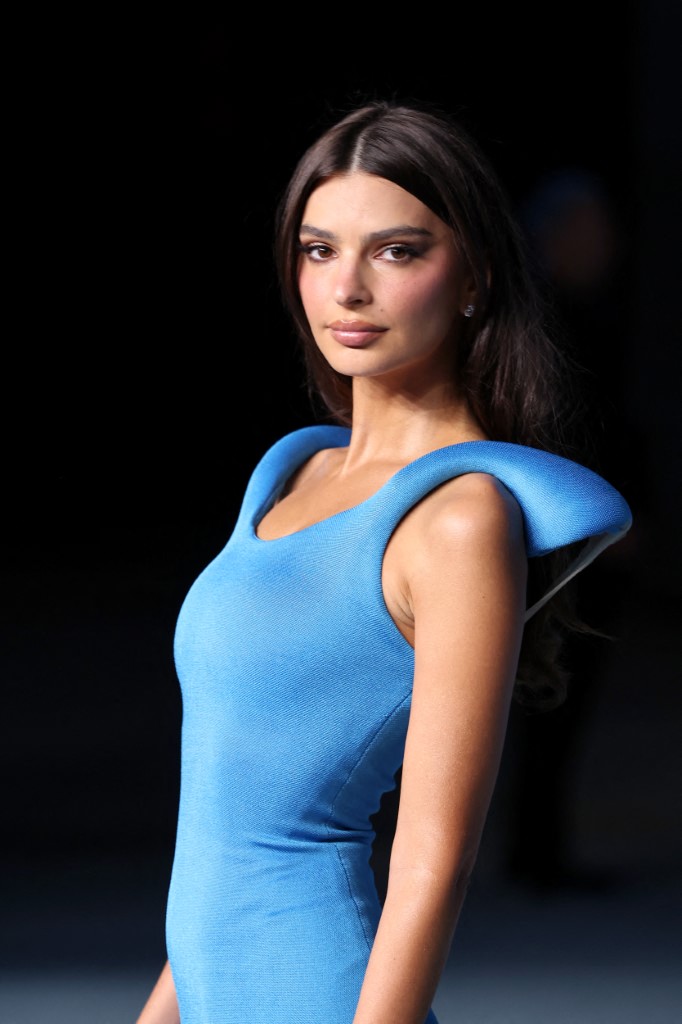 اطلالة Emily Ratajkowski برسمات المكياج البني