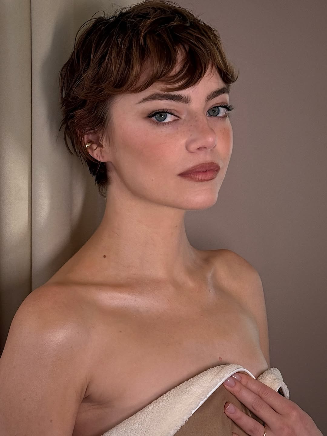 اطلالة Emma Stone بأحمر الشفاه البني- الصورة من حساب خبيرة المكياج Nina Park