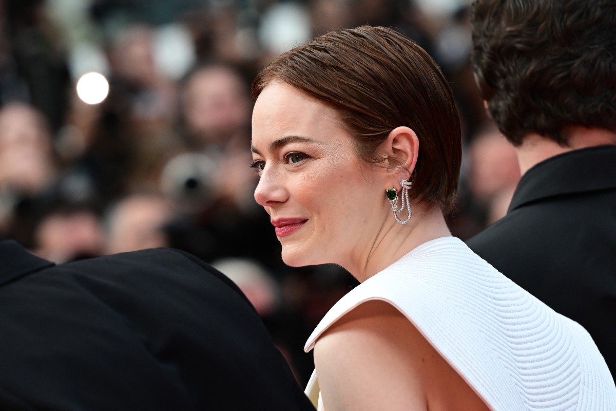 اطلالة Emma Stone بالظلال المشمشية الفاتحة