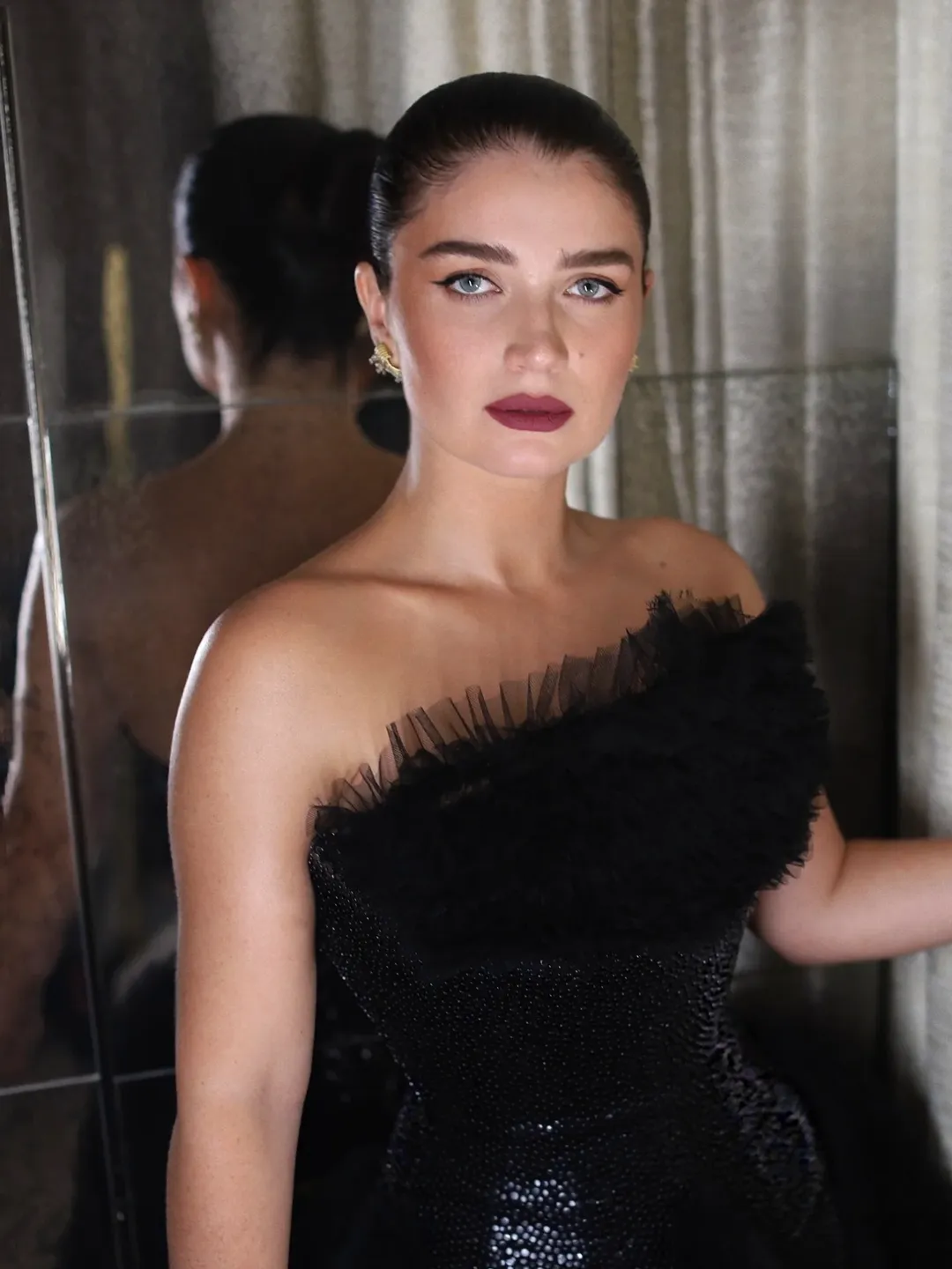 اطلالة Eve Hewson بأحمر الشفاه البنفسجي- الصورة من حساب Halley Brisker على انستغرام
