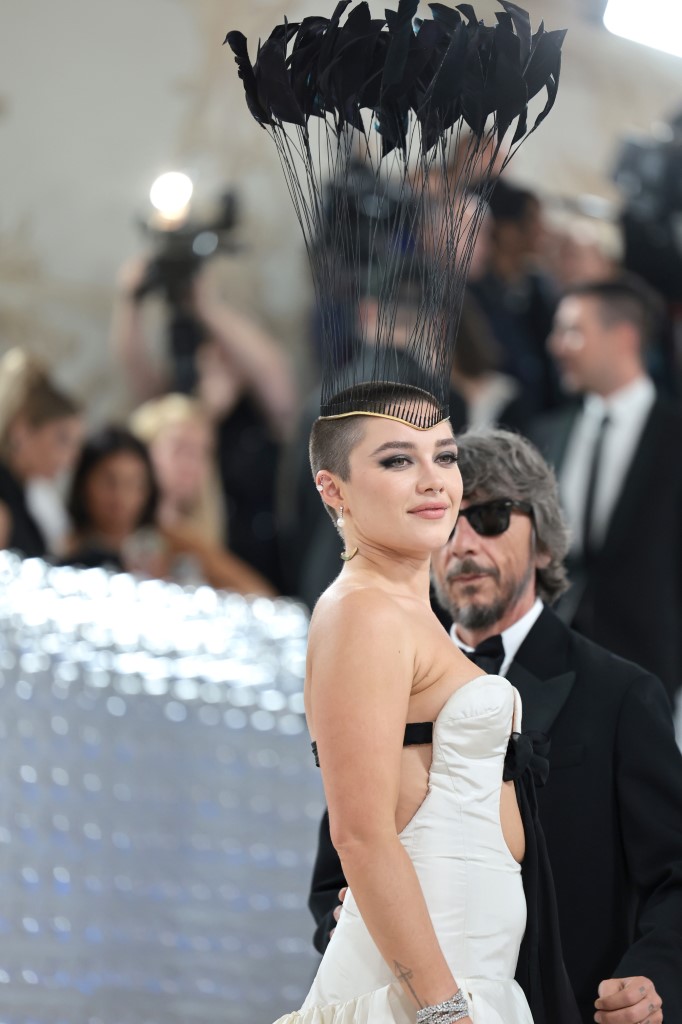 اطلالة Florence Pugh بأكسسوارات الريش النافر