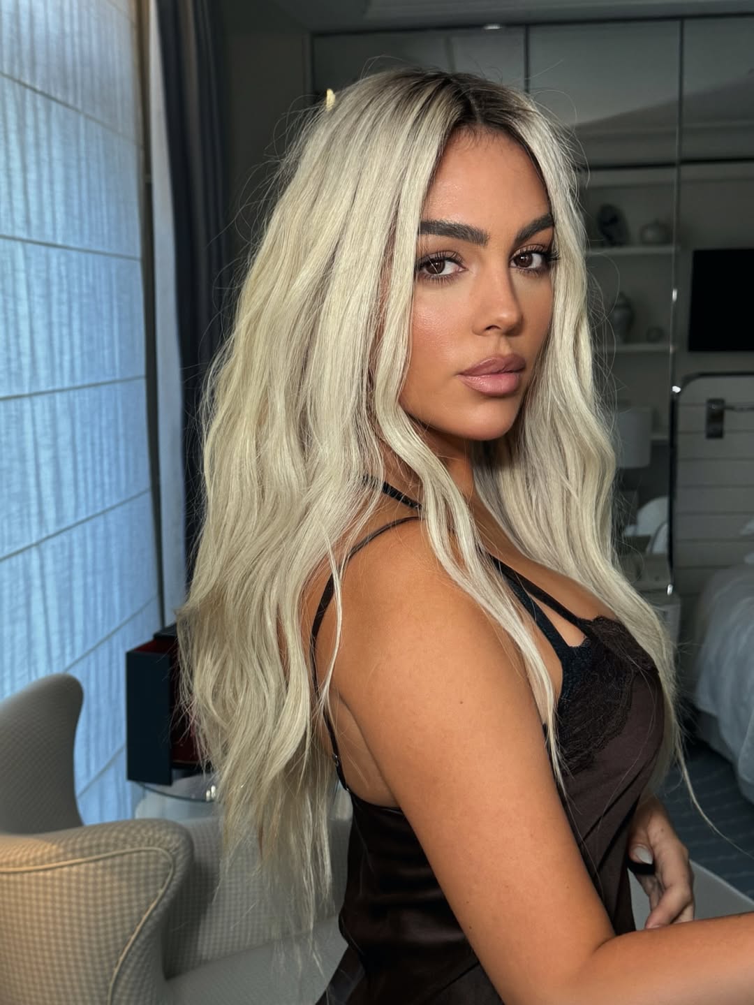 اطلالة GEORGINA RODRIGUEZ بصبغات الشعر الاشقر البلاتيني- الصورة بتوقيع خبير الشعر Dimitris Giannetos
