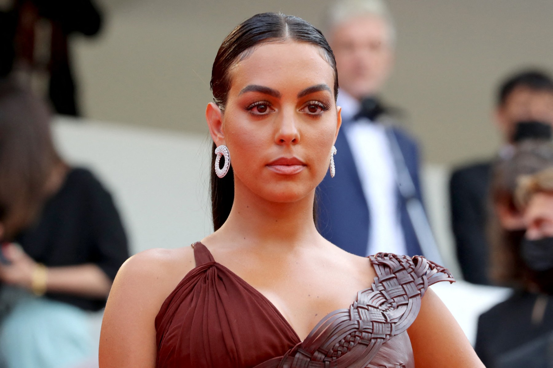 اطلالة Georgina Rodríguez بالمكياج الفاتح عام 2021