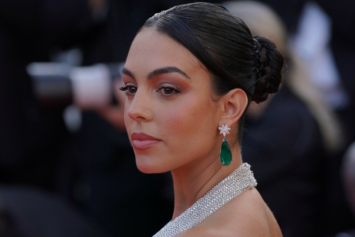 اطلالة Georgina Rodríguez بتسريحات الكعكة المترابطة عام 2022