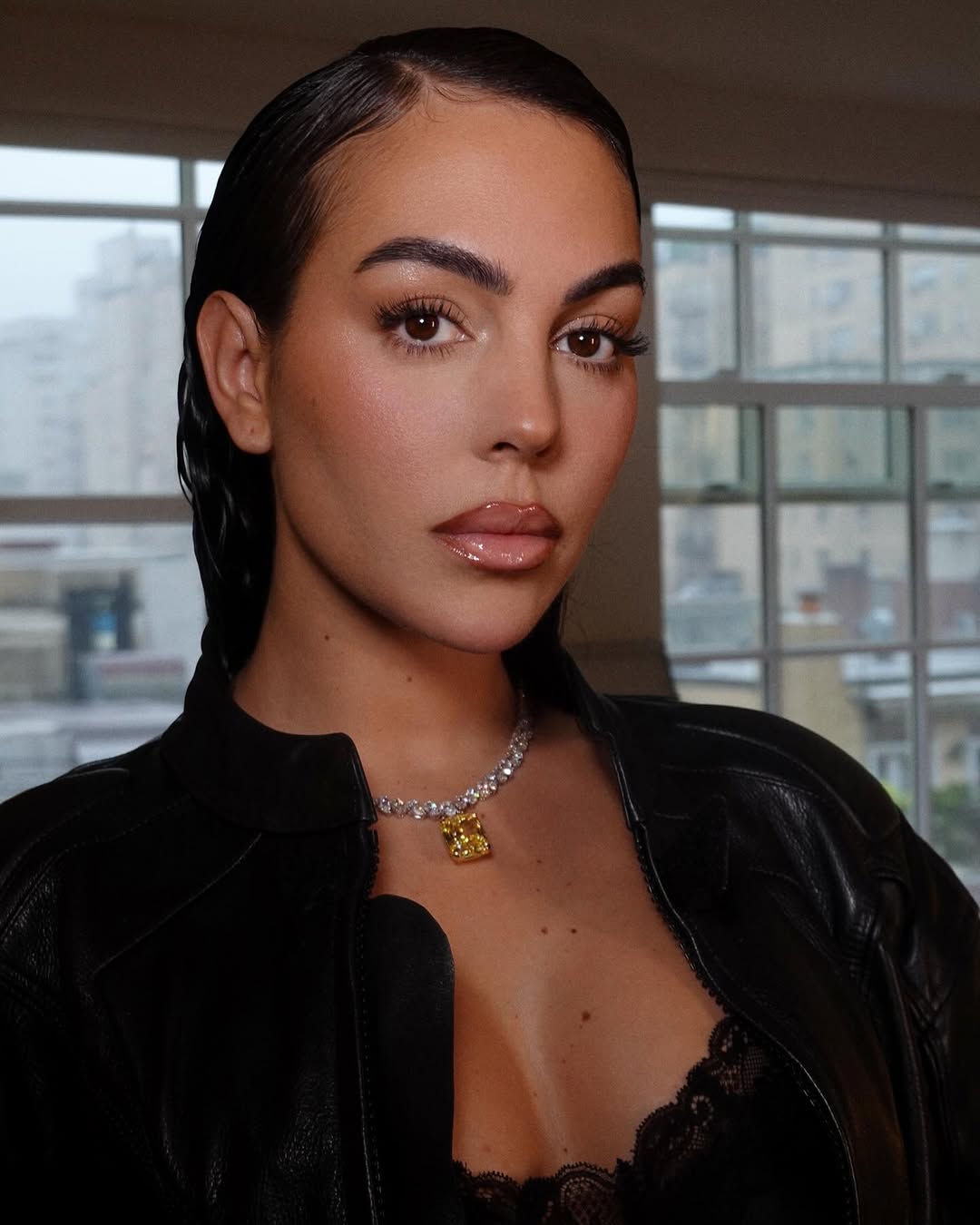 اطلالة Georgina Rodríguez برسمات المكياج البني بتوقيع شارلوت تيلبوري