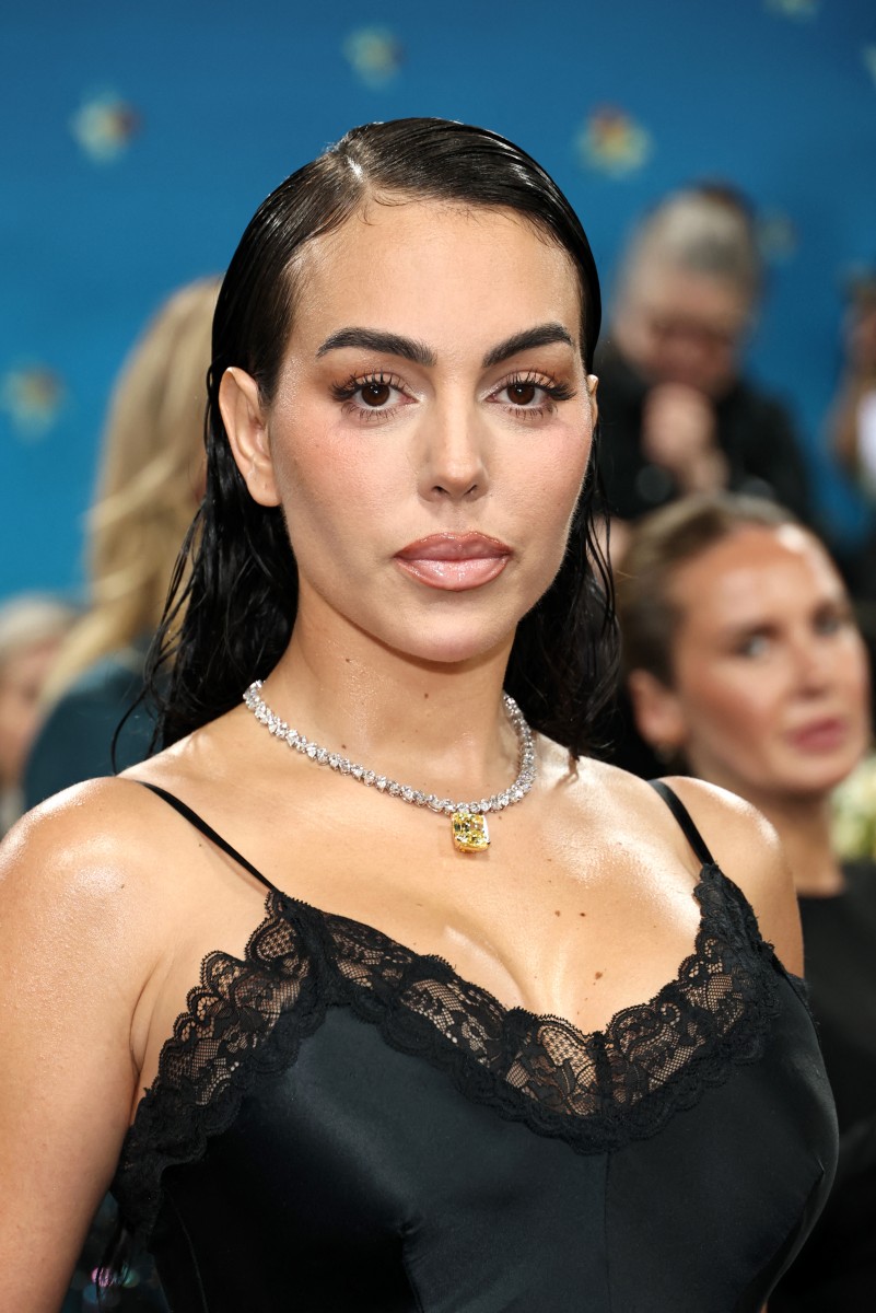 اطلالة Georgina Rodríguez برسمات المكياج البني