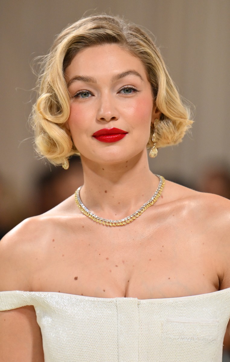 اطلالة Gigi Hadid بأحمر الشفاه القوي