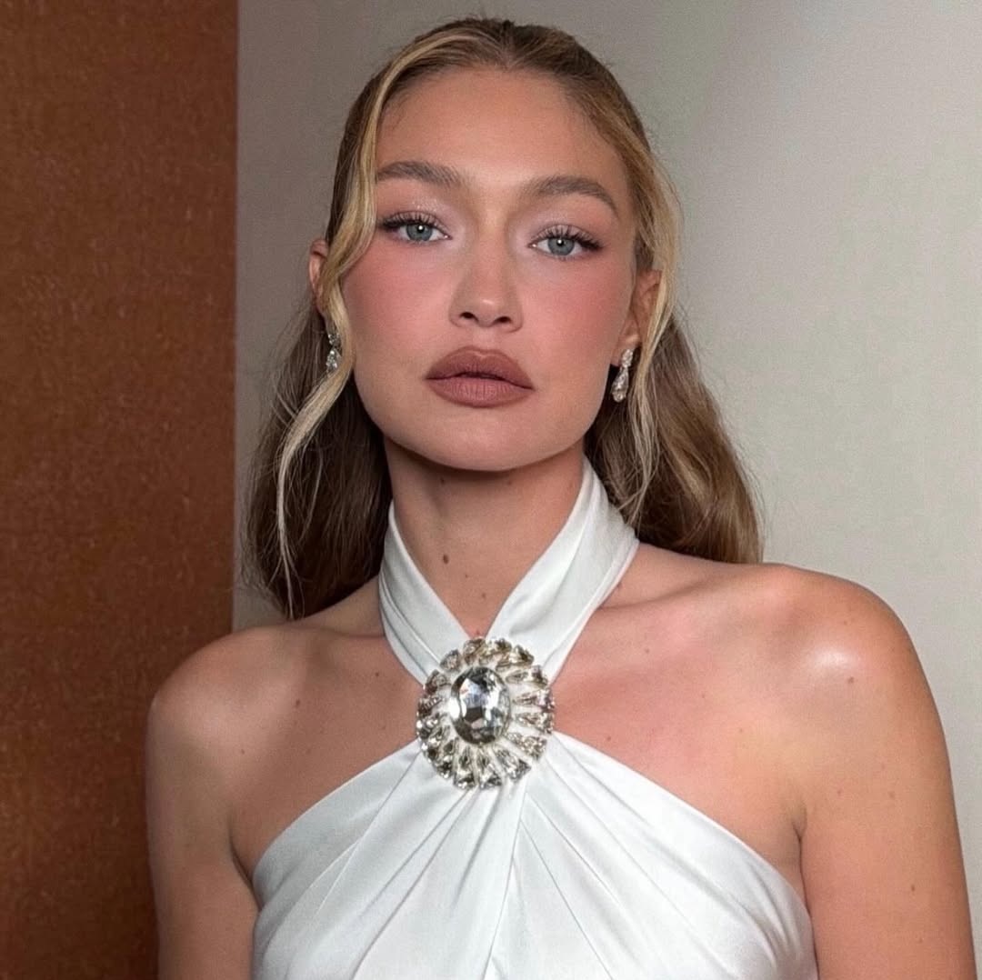 اطلالة Gigi Hadid بالمكياج البني البراق