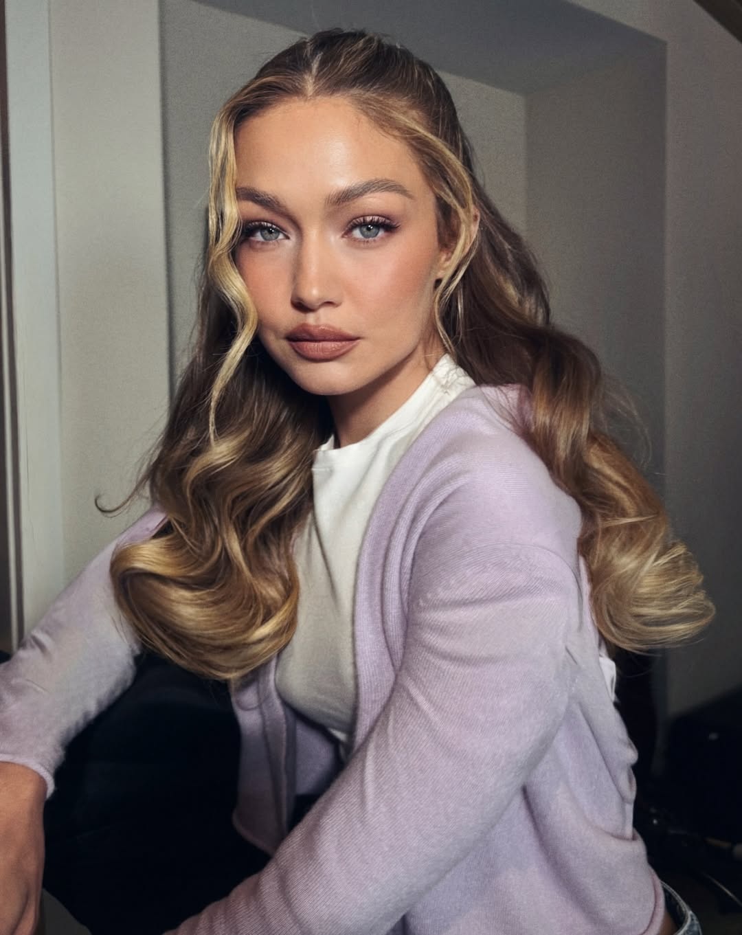 اطلالة Gigi Hadid بالمكياج البني البراق
