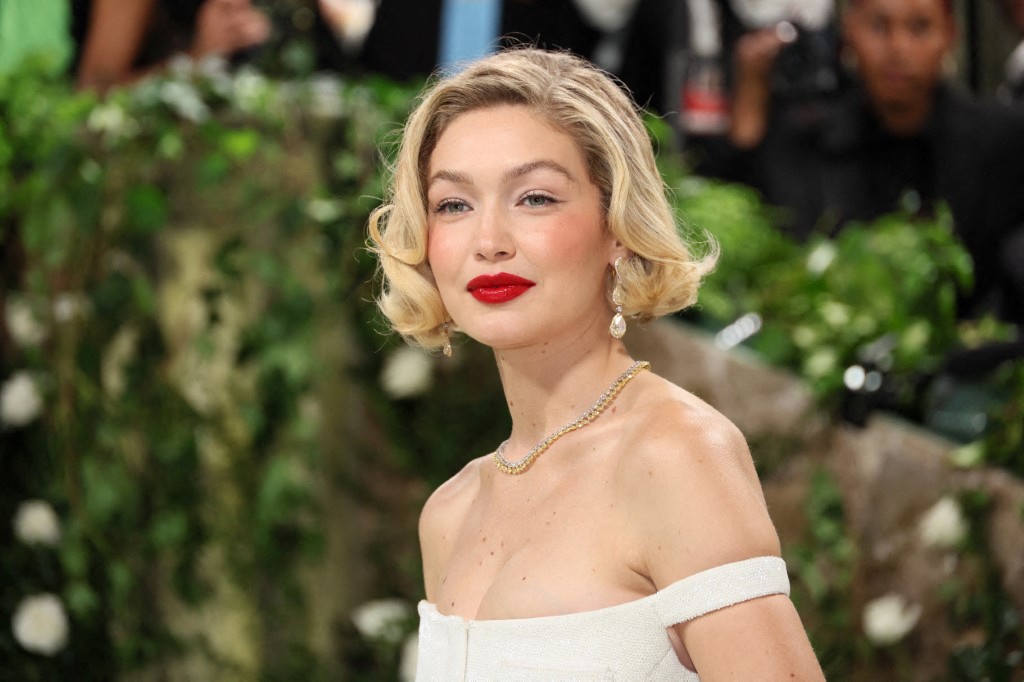 اطلالة Gigi Hadid بتسريحات شعر الكاريه والويفي