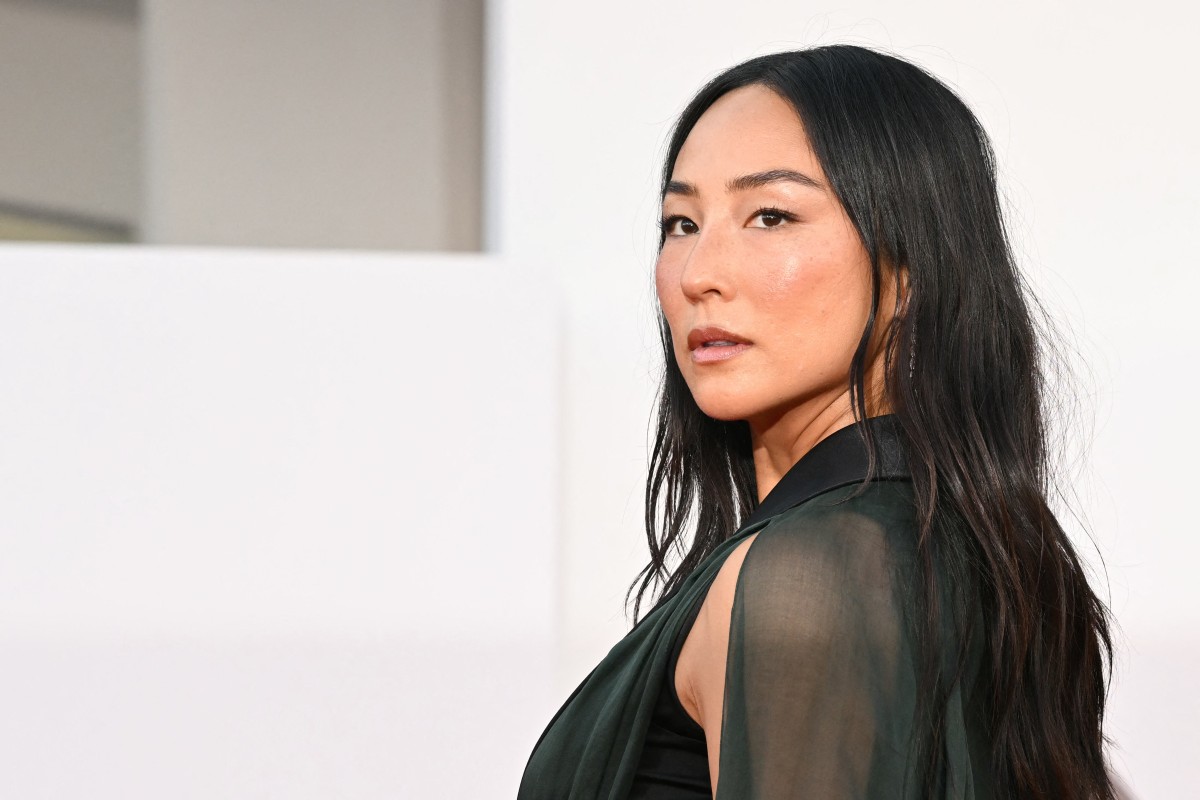 اطلالة Greta Lee برسمات المكياج الذهبي