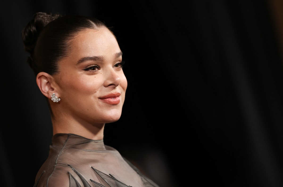 اطلالة Hailee Steinfeld بخطوط الآيلاينر السائلة