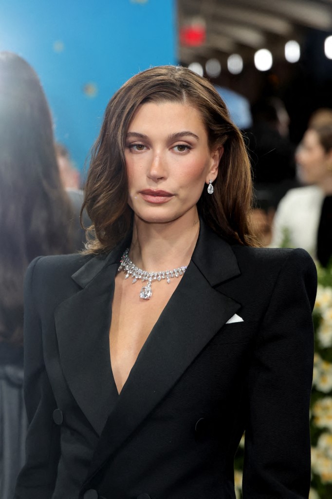 اطلالة Hailey Bieber برسمات الظلال الهادئة