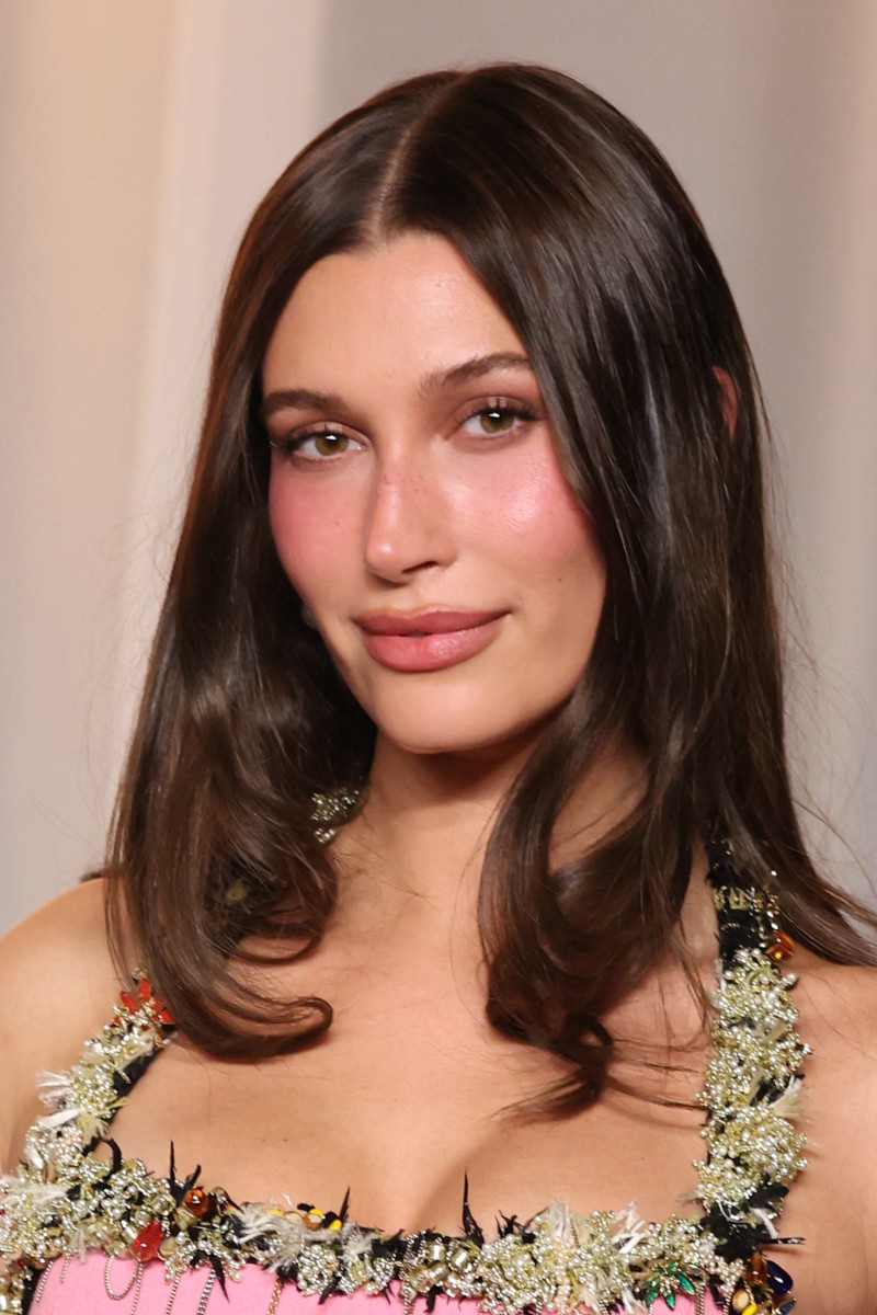 اطلالة Hailey Bieber بصيحة البلاشر الزهري