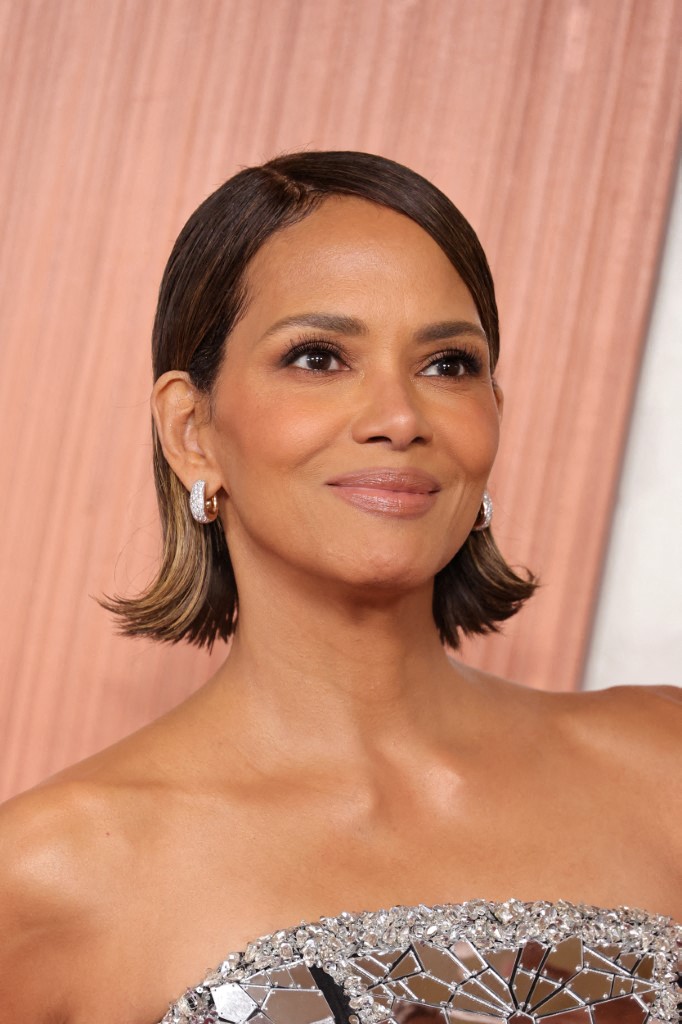 اطلالة Halle Berry برسمات المكياج السموكي