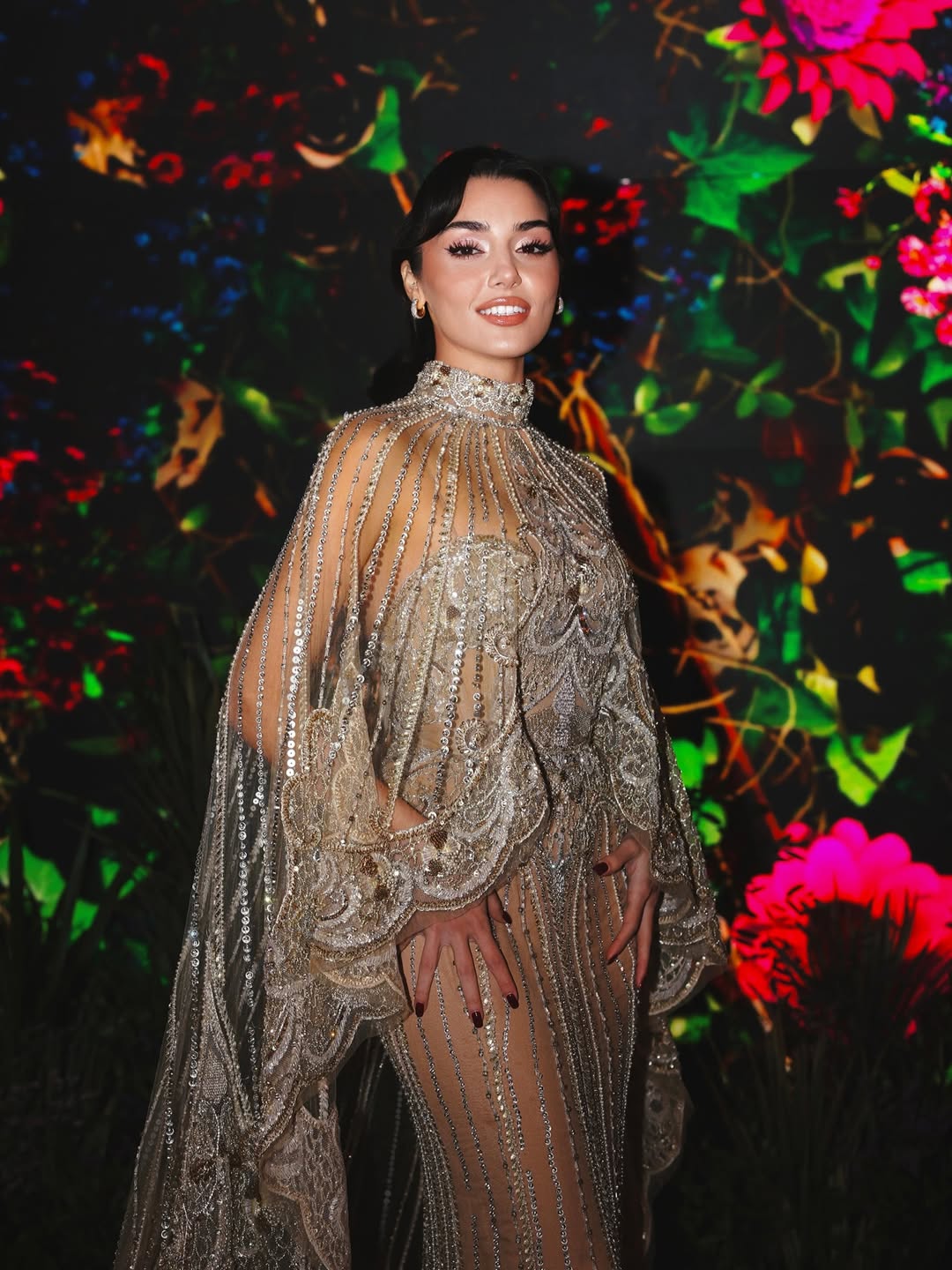 اطلالة Hande Erçel برسمات المكياج الوردي مع البلاشر القوي