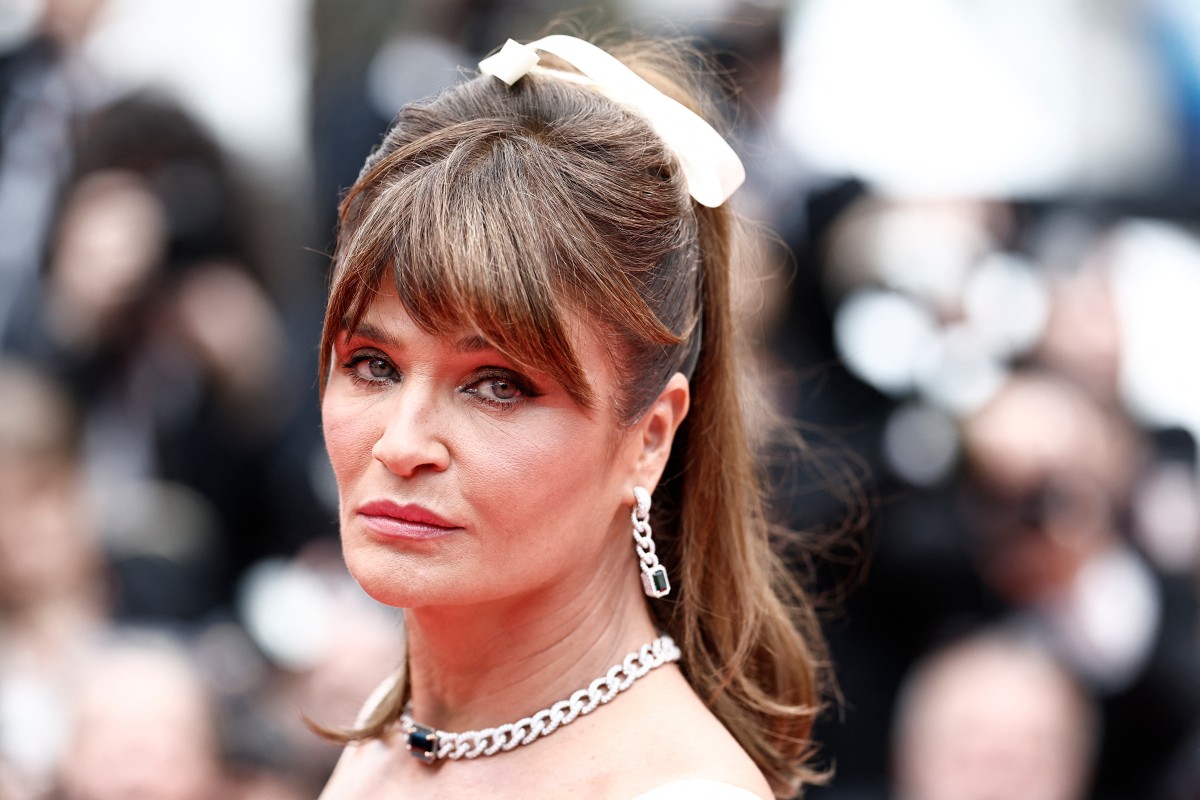 اطلالة Helena Christensen بتسريحات ذيل الحصان مع الشرائط