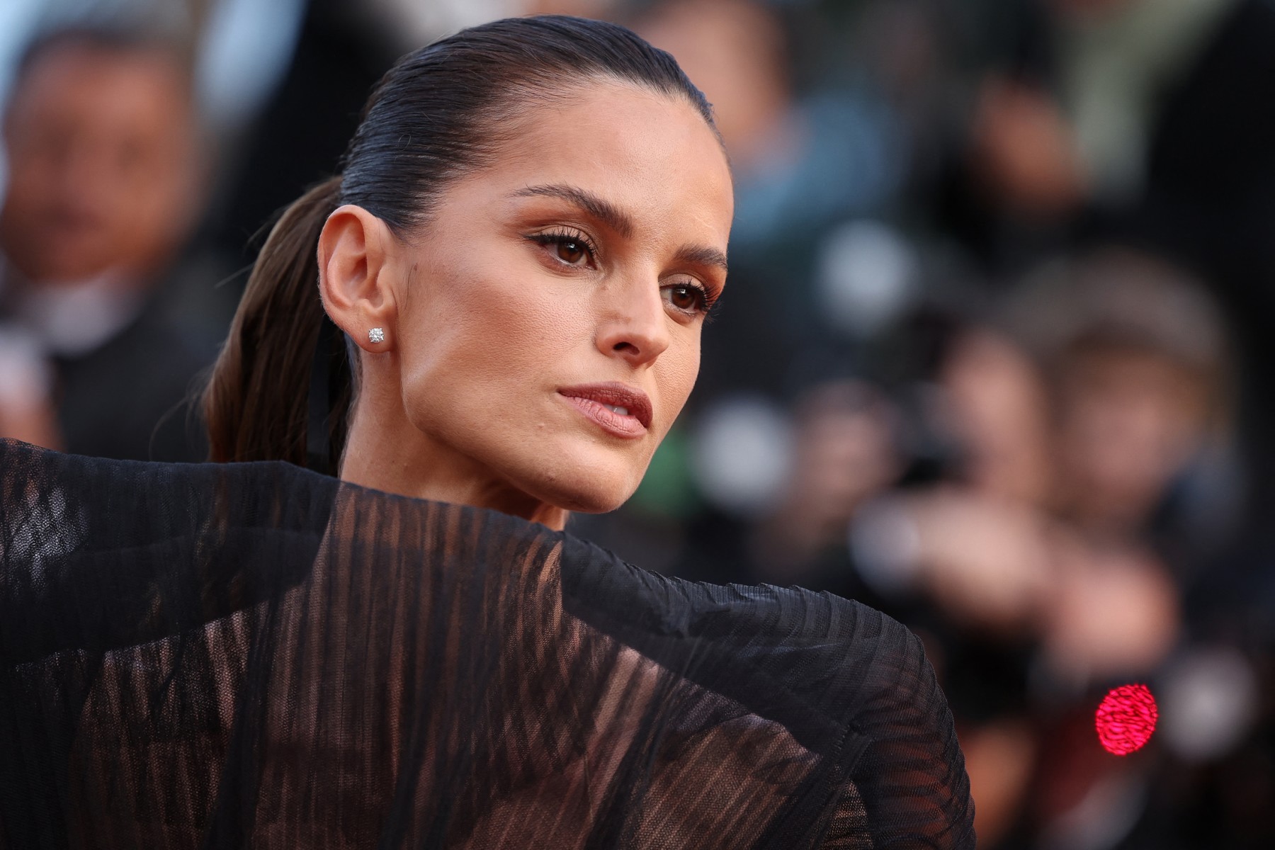 اطلالة Izabel Goulart برسمات المكياج البني