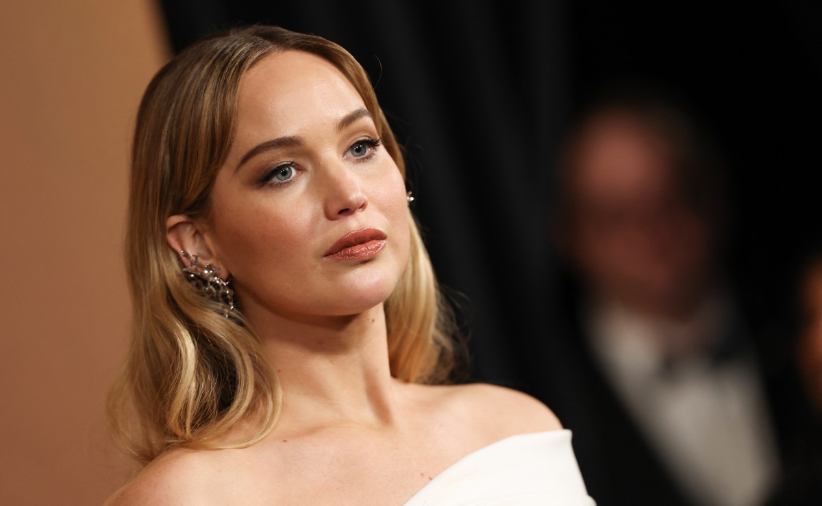 اطلالة Jennifer Lawrence برسمات المكياج البني