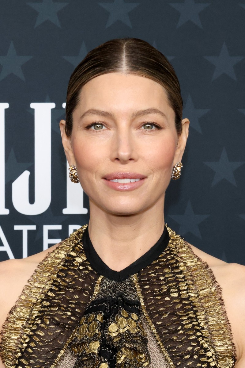 اطلالة Jessica Biel برسمات المكياج المشمشي