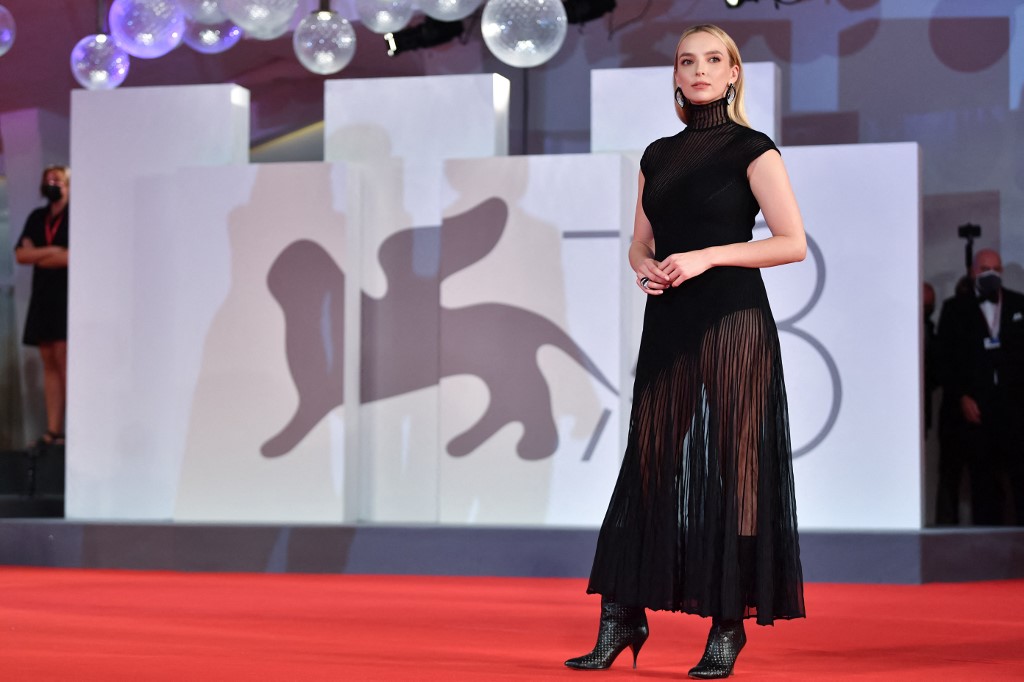 اطلالة Jodie Comer بفستان اسود مع التول الشفاف من دار Alaïa