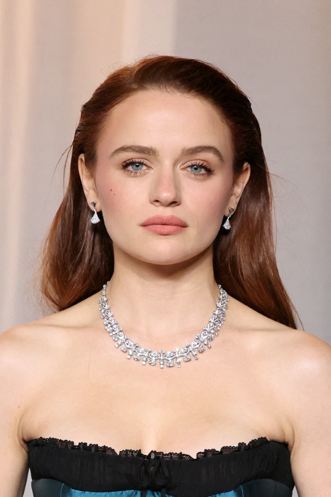 اطلالة Joey King بالظلال الطبيعية مع الرموش الكثيفة