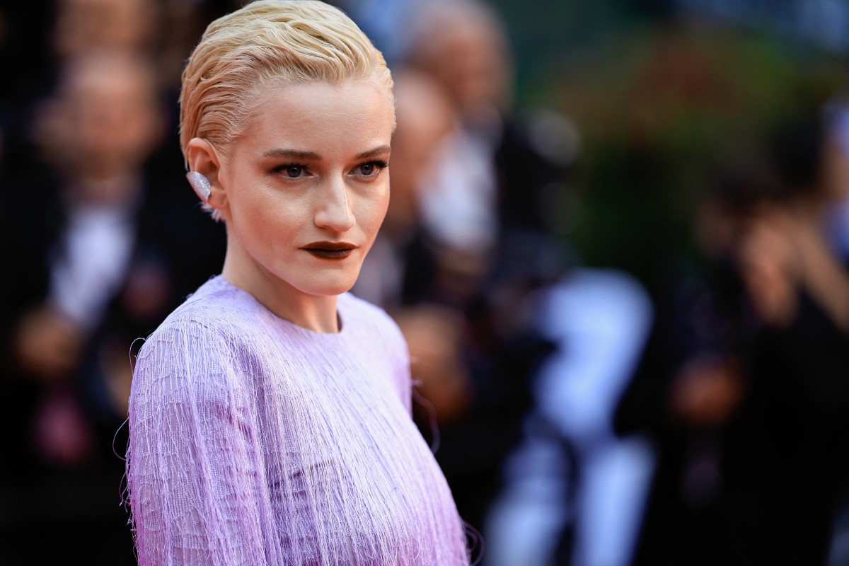 اطلالة Julia Garner بأحمر شفاه قوي