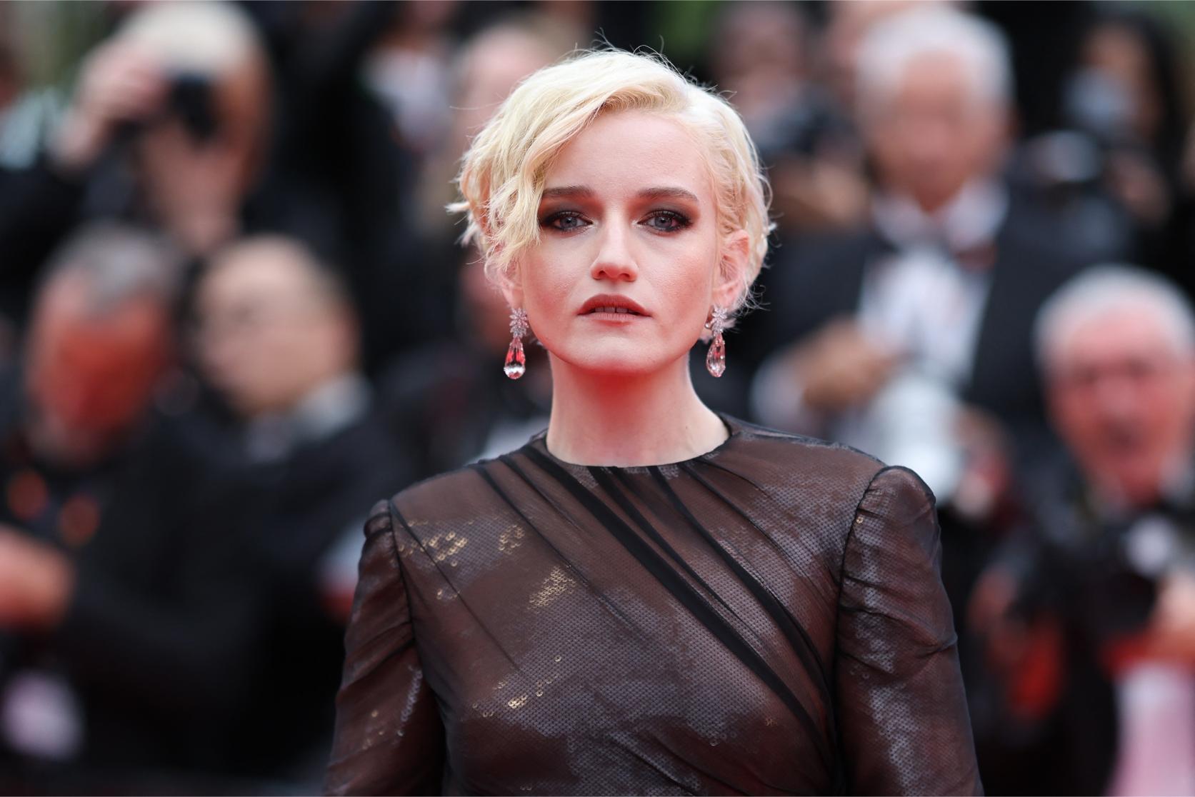 اطلالة Julia Garner بالمكياج السموكي والذهبي