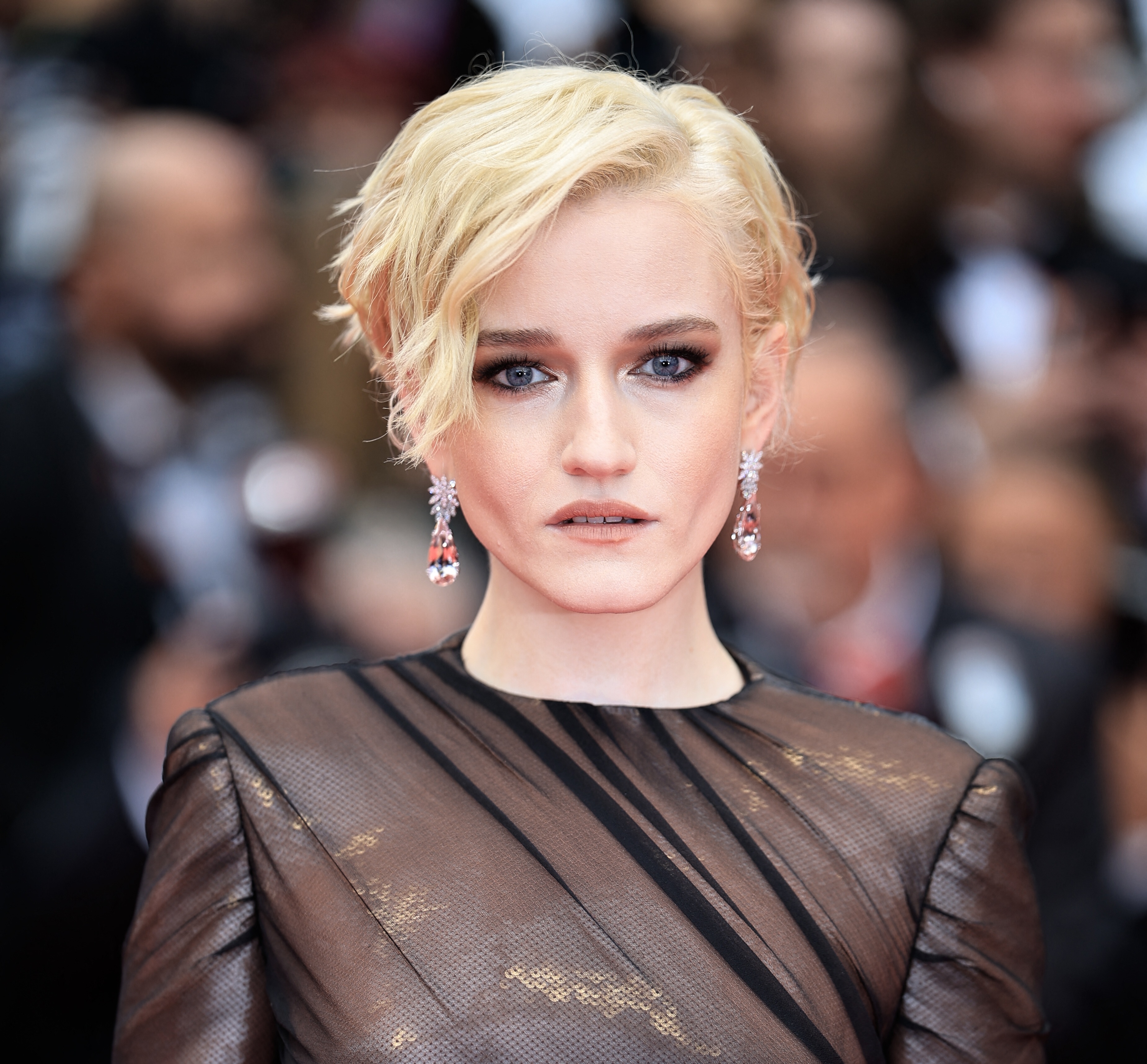 اطلالة Julia Garner بالمكياج السموكي والذهبي