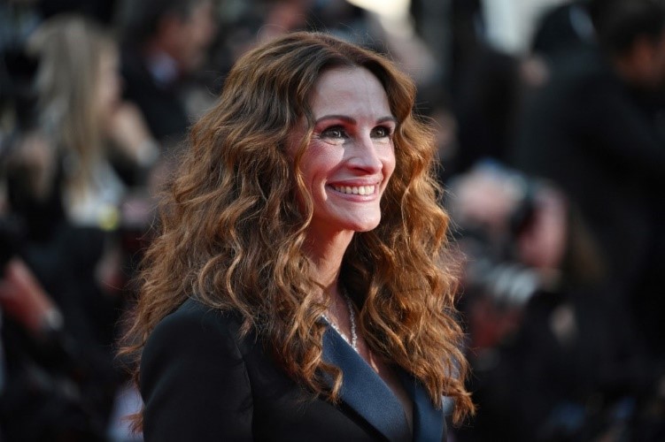 اطلالة Julia Roberts بتسريحات كيرلي متدرجة