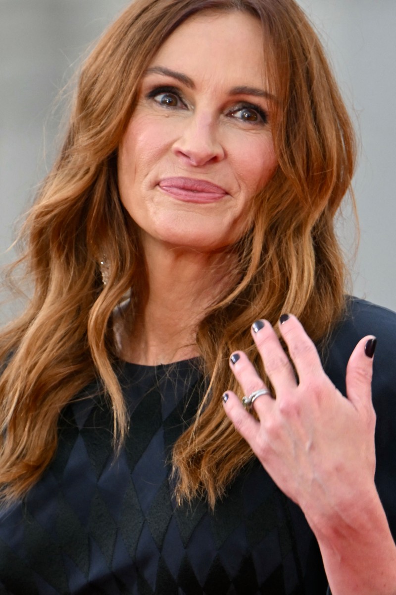 اطلالة Julia Roberts بجمال المكياج الأسود