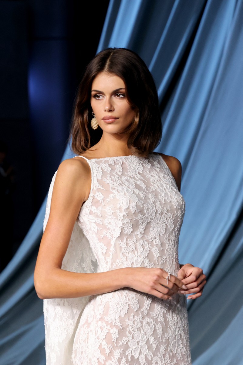 اطلالة Kaia Gerber برسمات المكياج المات