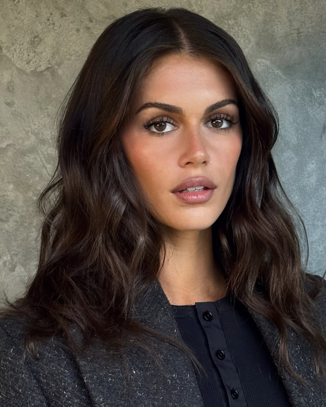 اطلالة Kaia Gerber بمكياج سموكي وبني