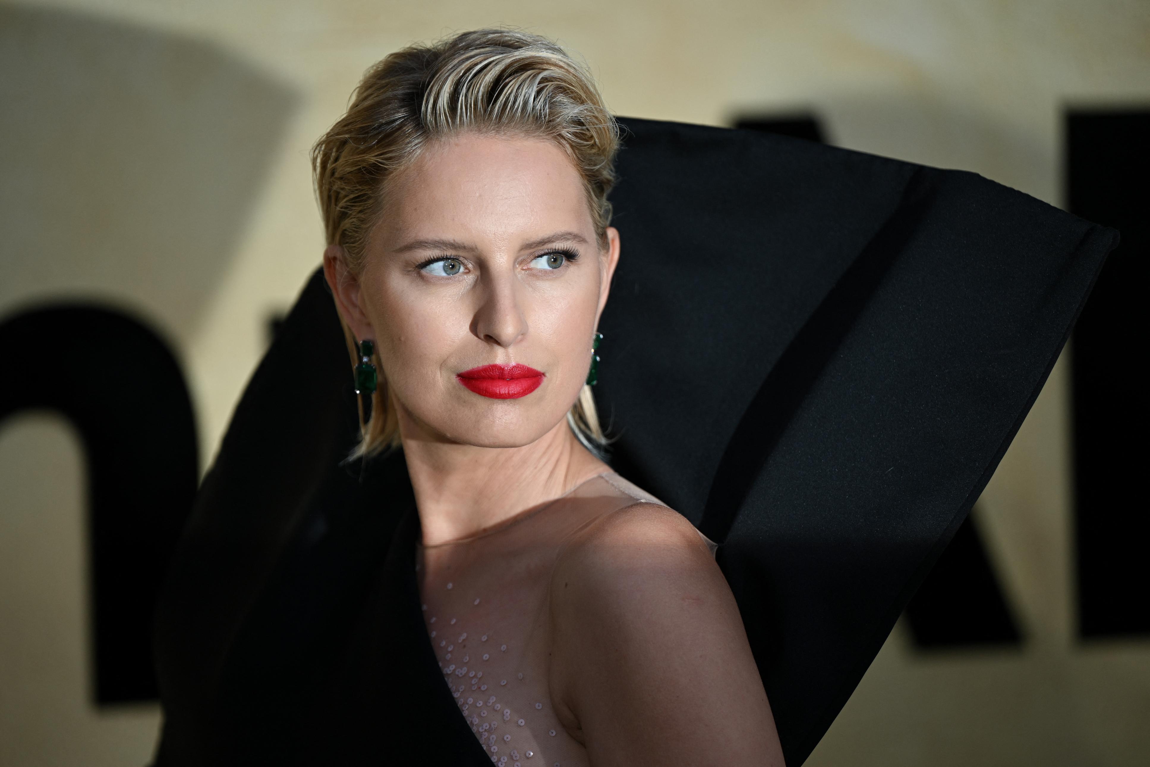 اطلالة Karolina Kurkova بأحمر الشفاه القوي