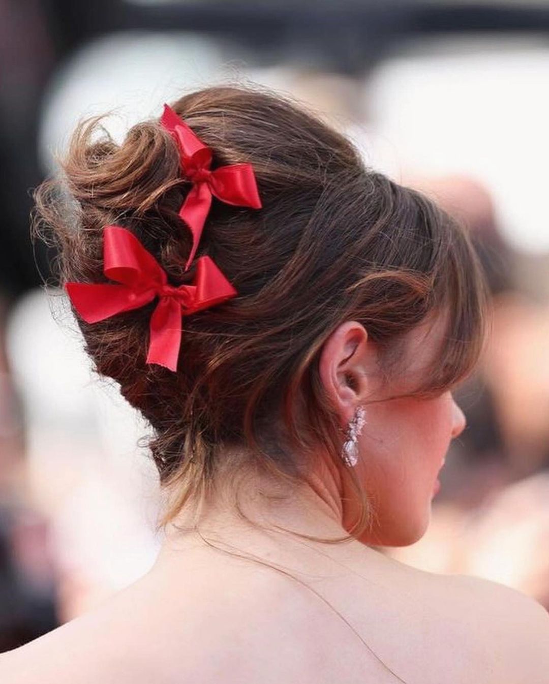 اطلالة Katherine Langford بأكسسوارات العقدة الحمراء