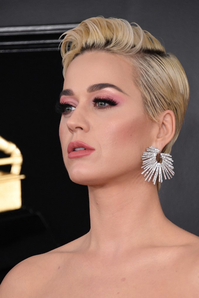 اطلالة Katy Perry بتسريحات شعر ذكورية